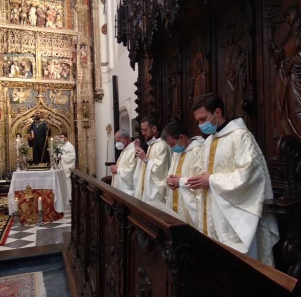 Los sacerdotes participan en los momentos de la Eucaristía